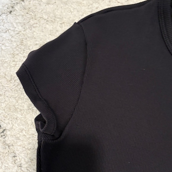 ALO Yoga Black Crop Top - Picture 3 of 8